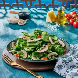 سلطة روكا بصوص البلسميك